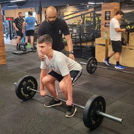 Treino de levantamento terra com acompanhamento